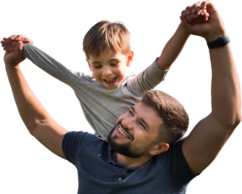 Vater mit Sohn auf dem Rüclen lachen sich gegenseitig an