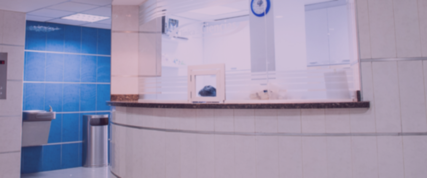 Der Eingangsbereich eines Krankenhauses mit der Anmeldung